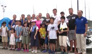 江の島で小学生と海外セーリングチームが交流